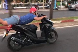 CSGT Vũng Tàu làm việc với người nằm trên yên khi chạy xe máy 