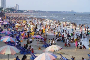 Biển Vũng Tàu chiều 30-4 đông nghẹt khách 