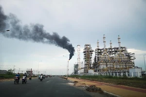 Yêu cầu công ty hóa chất báo cáo về sự cố cột khí đen thải ra môi trường