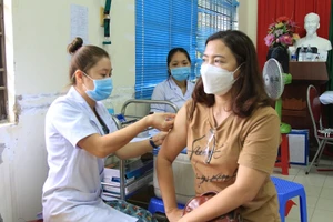 Tiêm vaccine phòng COVID-19 cho người dân Côn Đảo