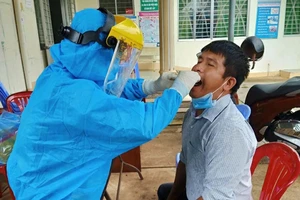 Khen thưởng nhân viên, trạm Y tế chủ động sớm phát hiện F0 