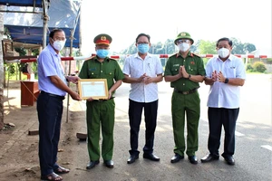 Thưởng 'nóng' trưởng công an xã kịp thời hỗ trợ thai phụ đi sinh