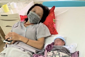 Trưởng công an xã cùng đồng đội, bạn bè giúp đỡ sản phụ nghèo đi sinh