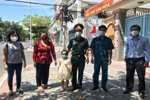 Thiếu tá Nguyễn Trung Kiên và cháu bé mồ côi mẹ do COVID-19