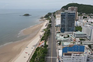 Người dân Bà Rịa-Vũng Tàu được tắm biển, ăn uống bán mang về