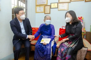 Phó Thủ tướng Phạm Bình Minh thăm, tặng quà tại tỉnh Bà Rịa-Vũng Tàu 