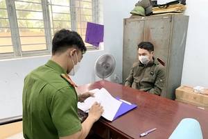 Nhân viên 'xịn' phát hiện nhân viên giả đang cắt trộm cáp viễn thông