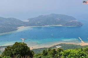 Một góc huyện Côn Đảo nhìn từ trên cao