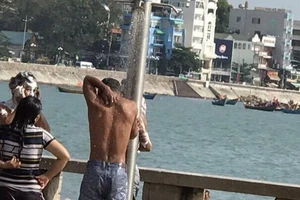 Vì sao Vũng Tàu cấm dùng xà bông, dầu gội tắm ở trụ tắm nước ngọt xả thải ra biển?