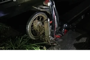 Tìm thấy thi thể nam thanh niên dưới mương nước cạnh xe máy