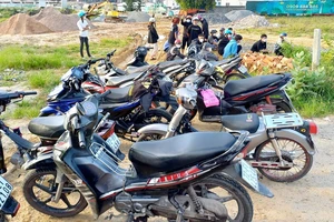 Tạm giữ hơn 60 xe máy tham gia cổ vũ, đua xe