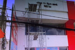 Nhân viên lắp bảng quảng cáo bị điện trung thế phóng ngã xuống đất tử vong