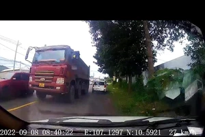 Camera ghi cảnh xe tải lấn làn vượt trái ở Bà Rịa - Vũng Tàu