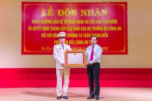 Phó giám đốc Công an tỉnh Bà Rịa-Vũng Tàu nhận Huân chương Bảo vệ Tổ quốc hạng Ba