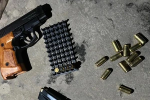 Nổ súng vì chó của 2 nhà cắn nhau