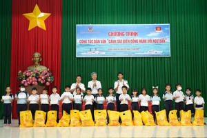 Vùng Cảnh sát biển 3 đồng hành với ngư dân Côn Đảo