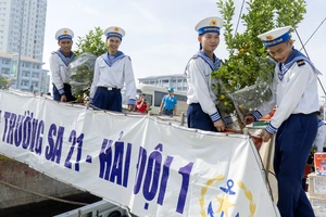 2 tàu Trường Sa thăm, chúc Tết cán bộ, chiến sĩ làm nhiệm vụ trên biển, đảo