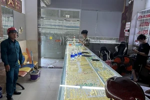 Bị phát hiện bán vàng giả, kẻ lừa đảo đâm 3 người dân để thoát thân