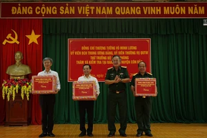 Thượng tướng Võ Minh Lương thăm, làm việc tại huyện Côn Đảo