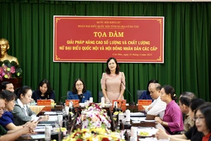 Bà Lê Thị Ái Nam, Phó Bí thư Thường trực Tỉnh ủy tỉnh Bạc Liêu phát biểu tại toạ đàm“Giải pháp nâng cao số lượng và chất lượng nữ Đại biểu Quốc hội và Hội đồng Nhân dân các cấp”.