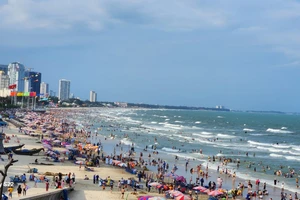 Vũng Tàu khẩn trương dọn rác biển để du khách yên tâm vui chơi