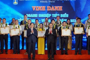 Bà Rịa-Vũng Tàu họp mặt doanh nhân, tặng bằng khen 34 doanh nghiệp tiêu biểu