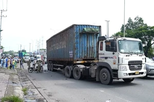 Cần thi công nhanh, sớm tháo lô cốt, thảm lại mặt đường Quốc lộ 51 