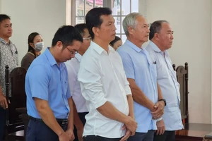 Trả hồ sơ vụ cán bộ địa chính xã làm hồ sơ cấp đất công cho mẹ vợ