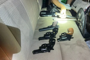 Vũng Tàu: Tài xế và 6 người dương tính ma túy, trên xe có nhiều súng, hung khí