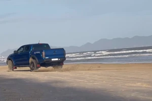 Ô tô biểu diễn kỹ thuật Drift xe trên bãi tắm ở Vũng Tàu