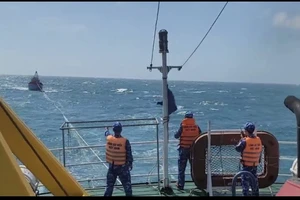 Tàu của Bộ tư lệnh Vùng Cảnh sát Biển 3 cứu tàu cá gặp nạn trên biển