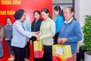 Thường trực Ban Bí thư tặng quà, chúc Tết hộ nghèo, công nhân tại Bà Rịa- Vũng Tàu