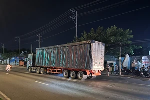 Một thanh niên bất ngờ lao vào bánh xe container tử vong