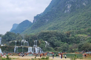 Người dân, du khách đi du lịch thác Bản Giốc đông dịp Tết Giáp Thìn 2024