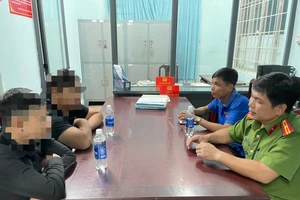 Thiếu tá Phạm Thanh Hữu cùng đoàn thanh niên trò chuyện, động viên các thanh niên trong xã từng sử dụng ma túy nay đã cai nghiện và có việc làm ổn định. 