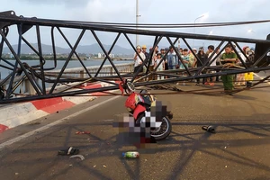 TP. Vũng Tàu: Cẩu bất ngờ đổ đè một người đi xe máy tử vong