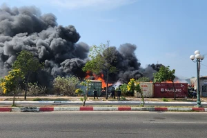 Nhiều ống nhựa của một công ty tại Vũng Tàu bốc cháy dữ dội 