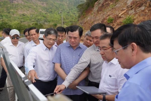 Tháo gỡ khó khăn, vướng mắc cho dự án kéo điện lưới ra Côn Đảo