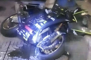 Thanh niên chạy mô tô phân khối lớn tông vào vòng xoay, bị thương nặng