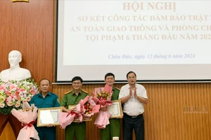 Khen thưởng đột xuất lực lượng công an, quân sự triệt phá 2 nhóm trộm cắp tài sản