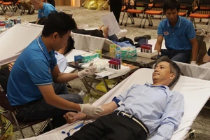 200 tình nguyện viên thuộc Công ty TNHH Hóa dầu Long Sơn tham gia hiến máu nhân đạo