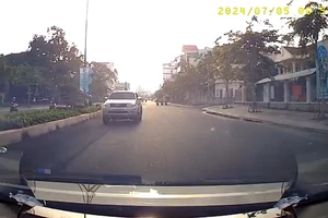 Vũng Tàu: Dân chuyển clip qua đường dây nóng, 1 phụ nữ lái ô tô đi ngược chiều bị phạt