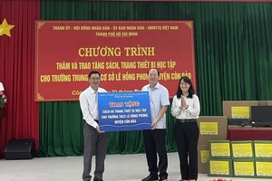 Lãnh đạo TP.HCM thăm tặng quà học sinh, gia đình chính sách tại Côn Đảo 