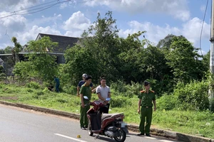 Cô gái chạy xe máy trong đêm bị tài xế ô tô tải chặn đường cưỡng bức 