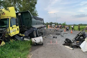 Bà Rịa - Vũng Tàu: Ô tô 7 chỗ bể nát sau cú tông với xe ben, 1 tài xế tử vong