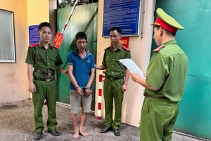 Bị bắt vì dùng dao tấn công công an