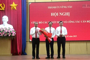 Trao quyết định phê chuẩn kết quả bầu Chủ tịch UBND TP Vũng Tàu