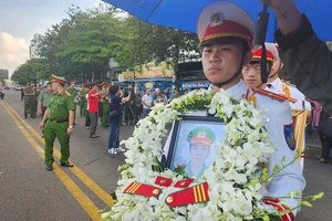 Đồng đội thương tiếc tiễn đưa Thượng sĩ Cảnh sát Cơ động Nguyễn Ngọc Minh Nhật