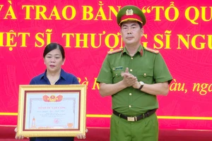 Trao bằng Tổ quốc ghi công cho thân nhân Liệt sĩ Cảnh sát Cơ động Nguyễn Ngọc Minh Nhật