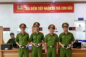 Công an TP.HCM tổ chức bàn giao, cấp con dấu cho cấp xã mới tại tỉnh Rịa - Vũng Tàu